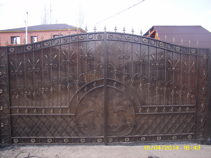 Купить ворота омске. Местного производства металлических изделий ворота. Кованые ворота Аргус. Кованые ворота в Омске. Листы металлические на ворота в Омске.